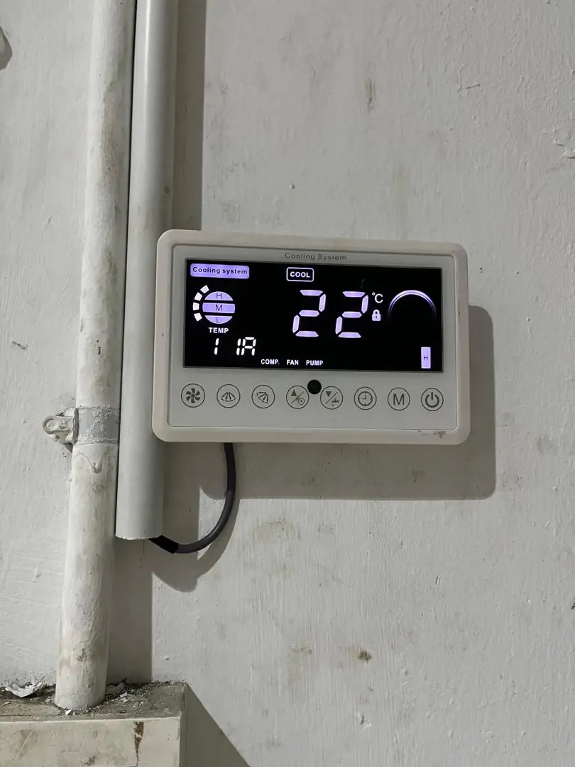 Control panel set to 22°C